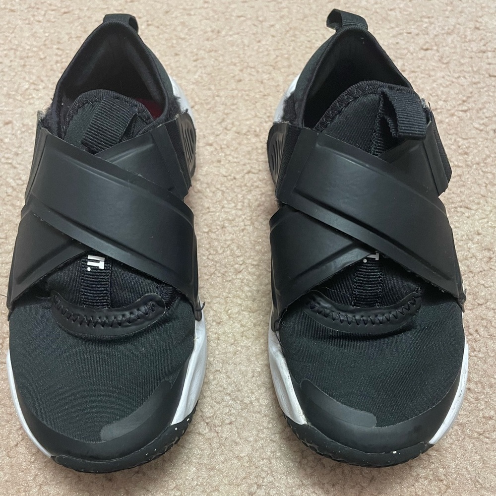 Boys Black Slip-On Sneakers( size: 12c)